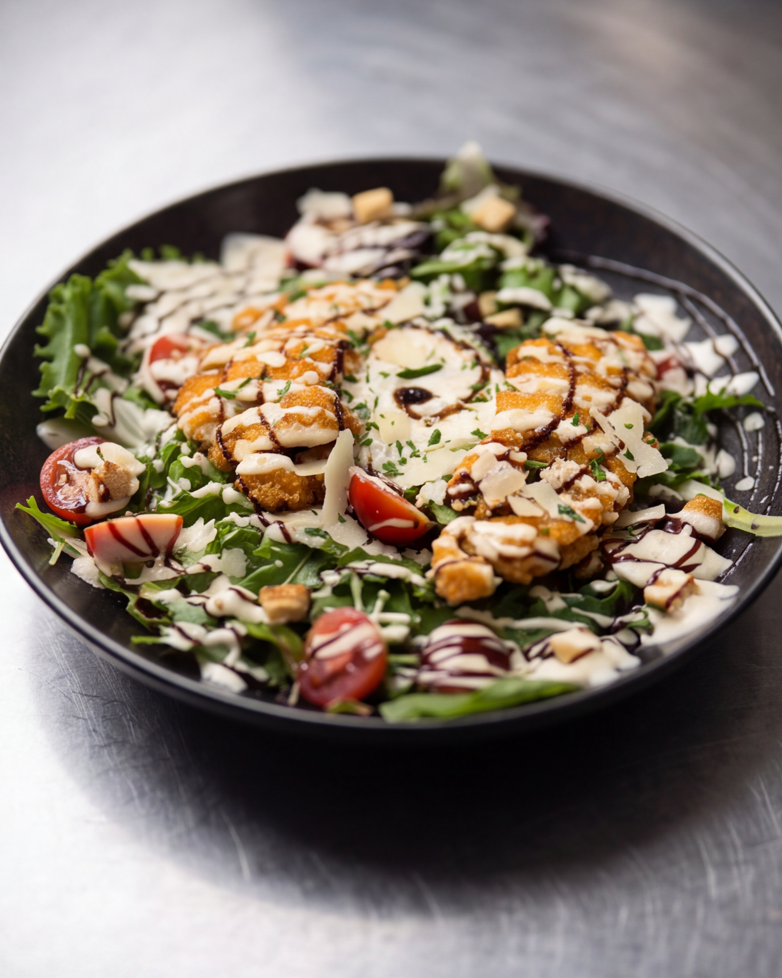 /salade césar avec volaille panée, parmesan, croûtons et œuf poché